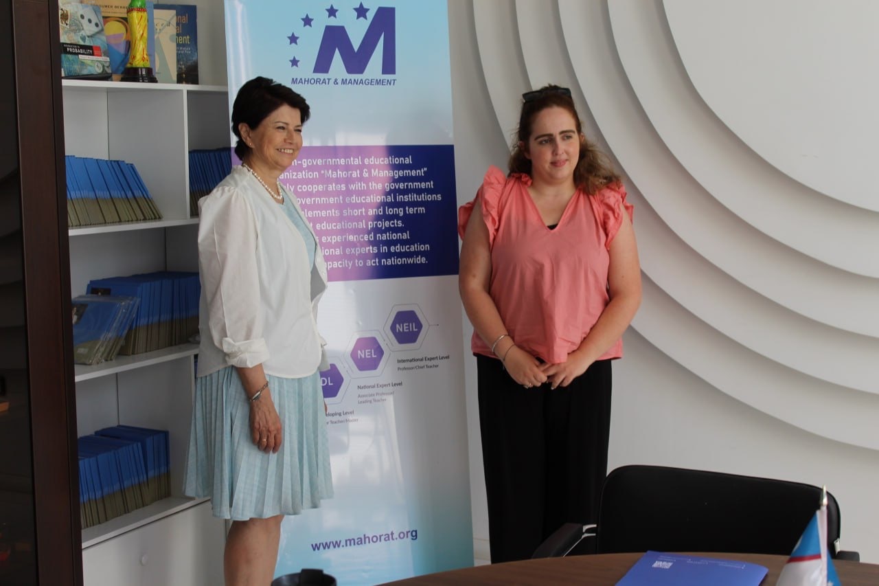 Dimitra Kalomallos and a representative of Mahorat